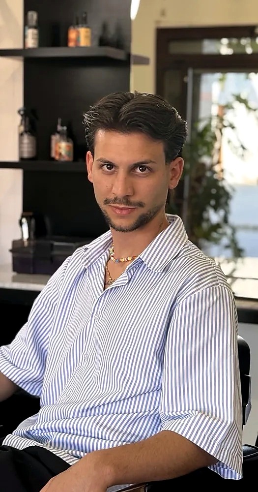 Simone Pintus, titolare de L'Arte della Barberia a Sant'Antioco