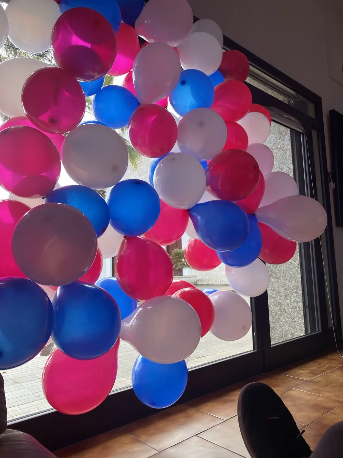 Inaugurazione 2023 L'Arte della Barberia · palloncini in vetrina