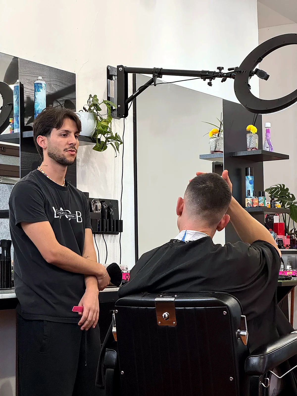 Simone durante un momento di lavoro in barberia